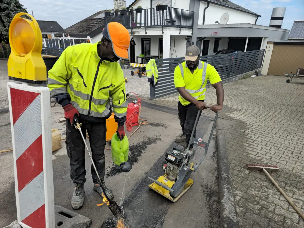Langenbrettach: Oberflächenwiederherstellung mit Asphalttrag- und Asphaltdeckschicht im Glasfaserausbau