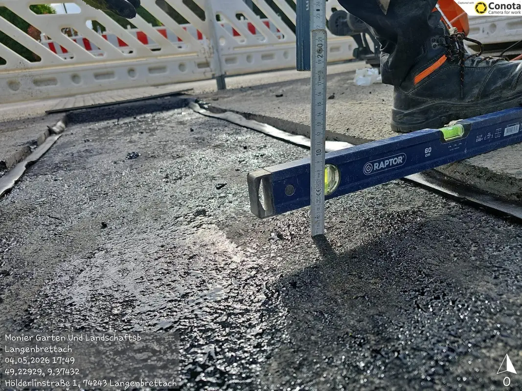 Frisch verdichtete Asphaltfläche, Langenbrettach