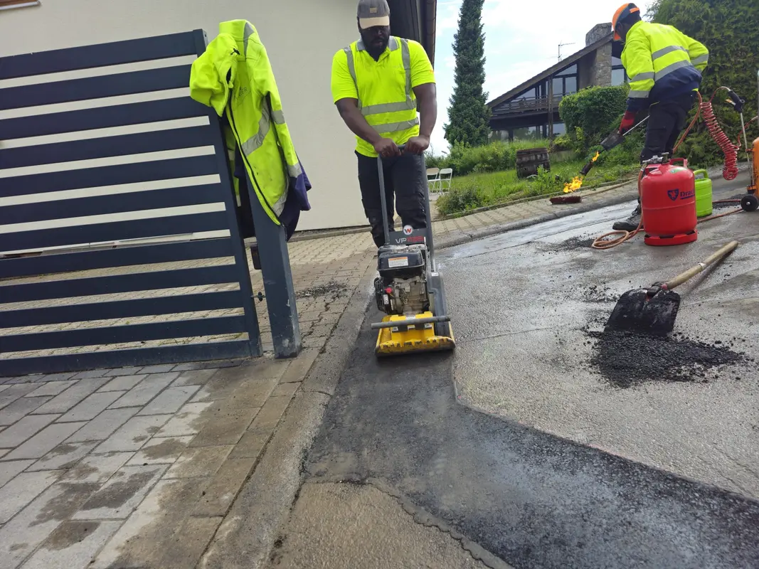 Langenbrettach: Team bei der Wiederherstellung der Asphaltdecke