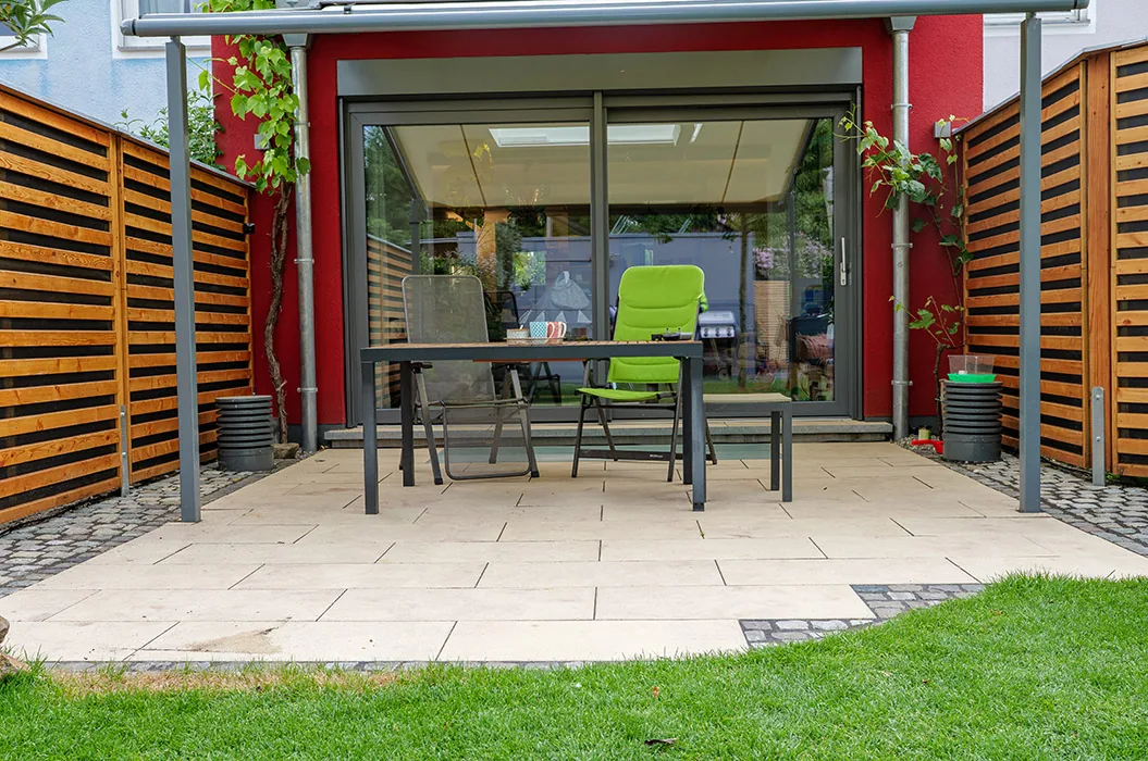 Helle Terrasse mit Sichtschutz-Elementen, Münster