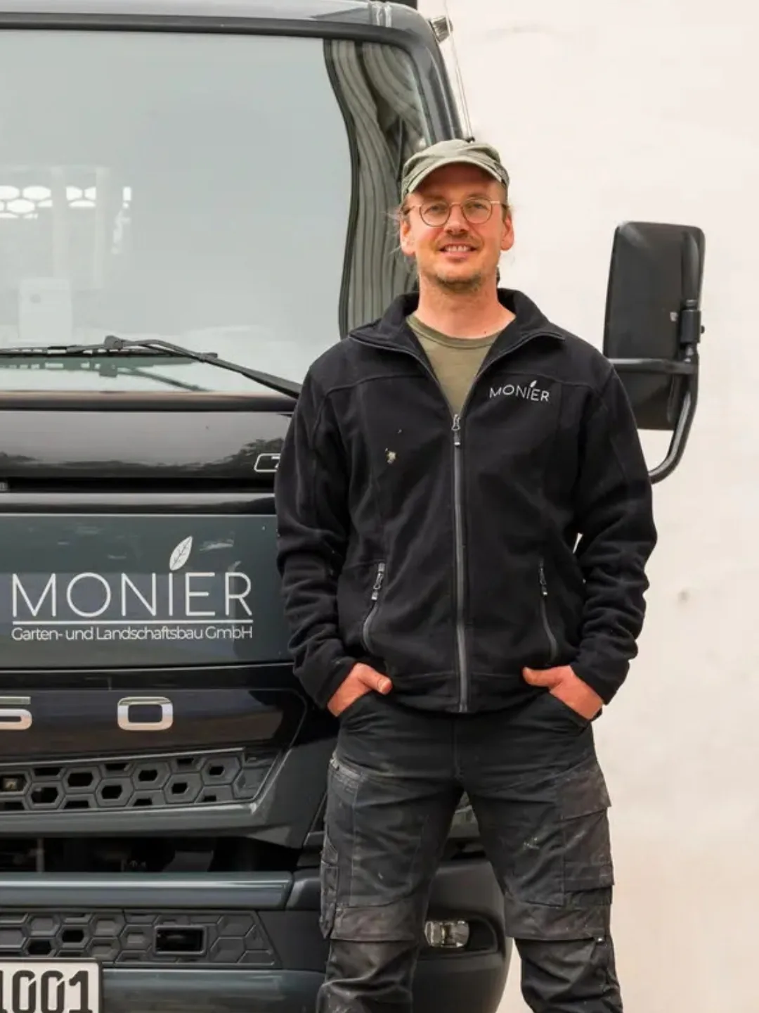 Enrico Leusch, Geschäftsführer der Monier Garten- und Landschaftsbau GmbH, vor einem Firmenfahrzeug