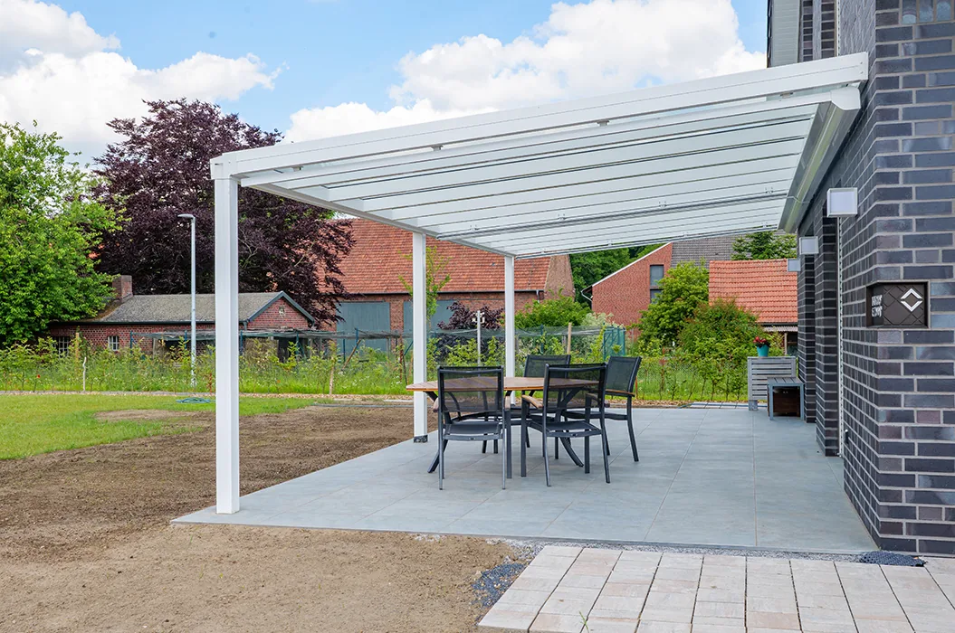 Senden: Terrassenneubau mit quadratischen Keramikplatten in Drainbeton