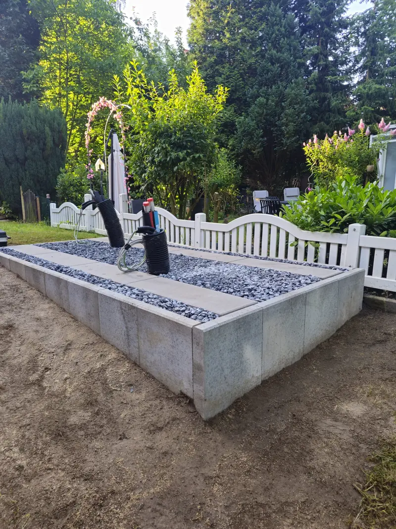 Fertiges Betonfundament mit Kiesbett für eine Wärmepumpenanlage