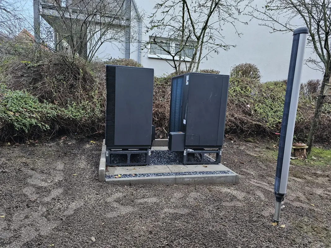 Münster: Montierte Wärmepumpenanlage auf gesetztem Fundament
